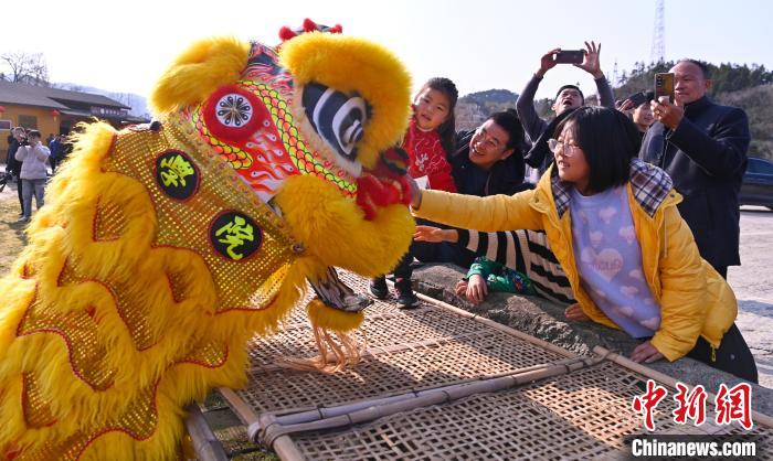 鼎点娱乐官方：锦绣中国年｜河南新县：欢天喜地闹新春