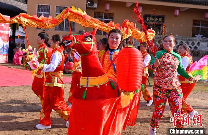 鼎点娱乐官方：锦绣中国年｜河南新县：欢天喜地闹新春