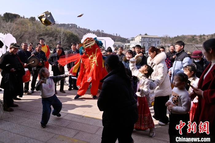 鼎点娱乐官方：锦绣中国年｜河南新县：欢天喜地闹新春
